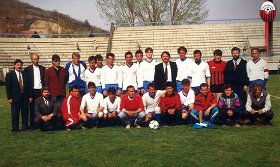 Përbërja e gjerë e ekipit të KF “Shkëndija” para ndeshjes Shkëndija – Kosova 0:3 (1992) Nga e majta (sipër) Rametullah Baftjari (anëtar kryesie), Xhelal Ahmedi (anëtar kryesie), Feim Ibraimi (anëtar kryesie), Abdyrezak Rustemi (trajner i portjerëve), Rexhep Qamili, Ymer Hasani (anëtar kryesie), Islam Ibraimi, Ibraim Osmani, Latif Sejfullai (anëtar kryesie), Mujdin Memedi, Habil Bexheti (kryetar) Abdyl Kuriu, Ejup Sulejmani, Enver Ramadani, Namikqemal Qahili (anëtar kryesie), Havzi Elezi (kapiten) (poshtë) Murat Ahmedi (anëtar kryesie), Kujtim Vela (anëtar kryesie), Hysein Kadriu, Sunaj Emini, Ismail Sulejmani, Asllan Ismaili, Faik Ademi, Lirim Saiti, xx, Muzafer Livoreka (trajner i grupmoshave të reja) Nexhbedin Sinani (trajner)