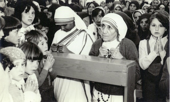Nëna Tereze në kishën e “Shna Ndout” duke e lutur Rruzarën me popull  (Binçë, 28. 06. 1980).