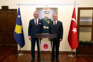 Read more about the article Ministri Quni u prit me nderime të larta ushtarake nga Ministri i Mbrojtjes Kombëtare të Turqisë, Hulusi Akar