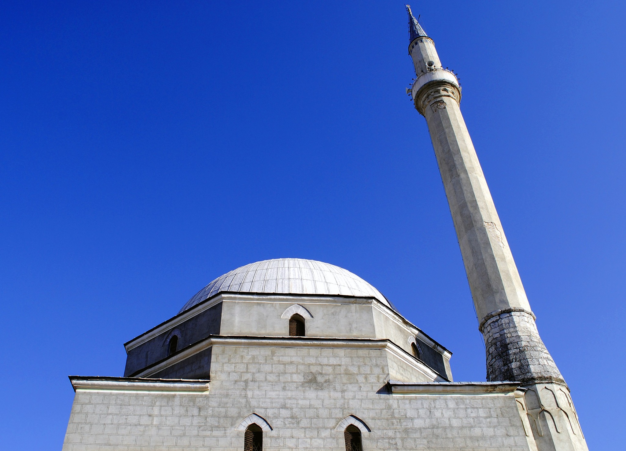 Xhamia e serbit Mehmed Pashë Sokolloviqit në Prizren, e njohur edhe si Bajrakli xhamia, është një monument historik i ndërtuar në vitin 1561. Ky objekt është ndërtu nga pushtuesit turkoserb(osman) në nderim të veprës genocidale të ushtrisë pushtuese osmane dhe në nderim të Mehmed Pasha Sokolloviqit, antishqiptarit më të përbetuem të asaj kohe. Po ia rikujtojmë opinionit të gjerë se është po ky Mehmed Pasha Sokolloviqi ai që e uzurpoi Patrikanën e Pejës dhe e vendosi aty si drejtues vëllaun e tij Makarije Sokolloviq.